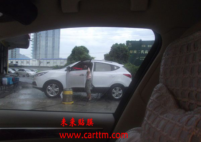 贴膜后从侧挡看出去的效果