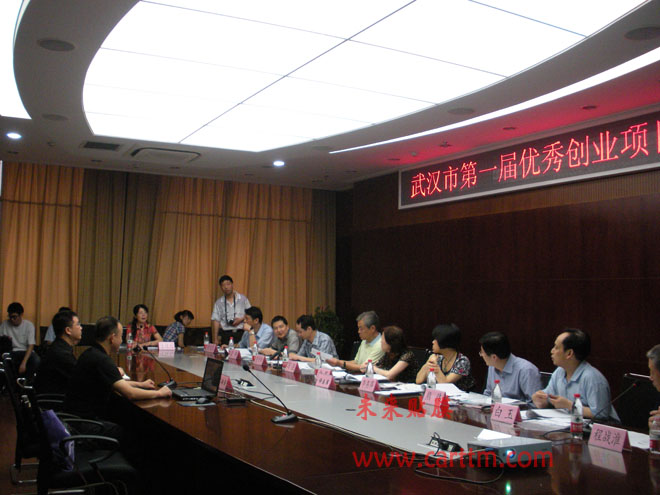 项目负责人在进行项目答辩
