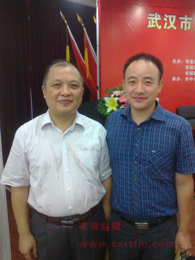 公司负责人与市经委主任的合影 公司负责人与市经委主任的合影