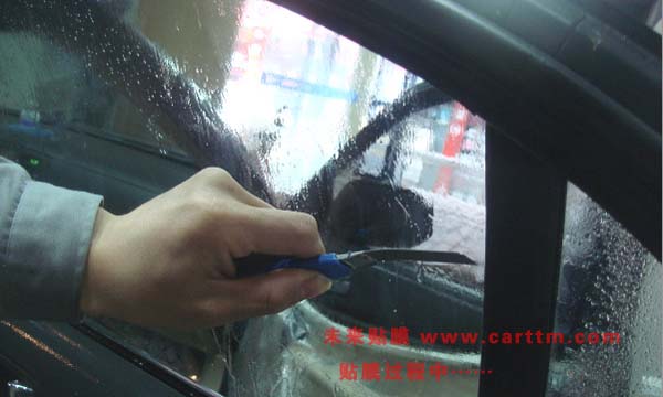 贴膜过程中