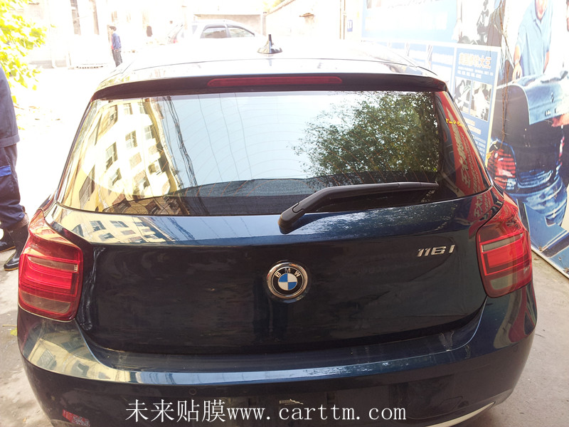 武汉宝马X1后档贴龙膜