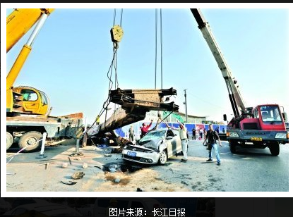汉阳旋挖机倒塌砸扁行驶中轿车 女司机夺门痛哭
